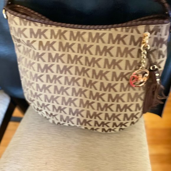 Michael Kors Bennet Hobo Bag signature colors - Picture 2 of 7